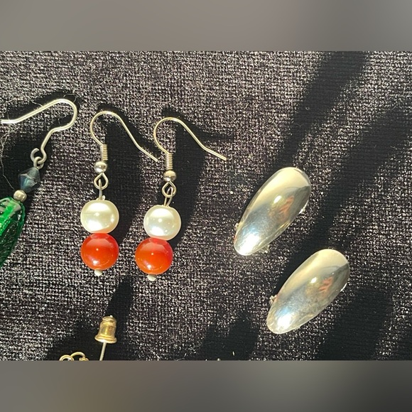 Lot of 7 Pair of Vintage Earrings - Picture 3 of 5